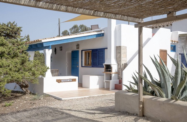 Tramontana house 4 pax. 2 bedrooms + 2 bathrooms. Terrace with sea views.