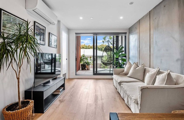 Tranquil 2 Bd Apt with AC, WIFI, & 10 min from CBD