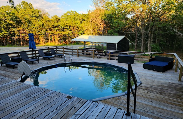 Tranquil 2-bedroom cabin on an acre in serene Pottsboro, 4 mins to Lake Texoma!
