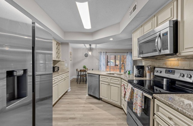 Tranquil 2-bedroom townhome in Raleigh. Close to shopping and restaurants.