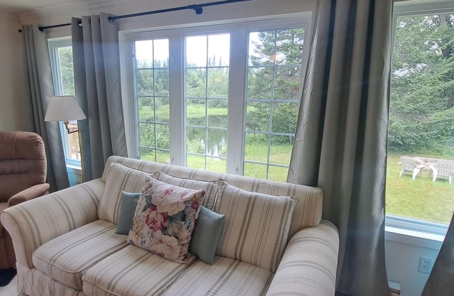 Tranquil, airy cottage just steps from the river with miles of boating fun!