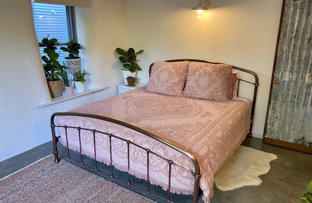 Tranquil & beautifully decorated new 1BR cottage central to Dunsborough