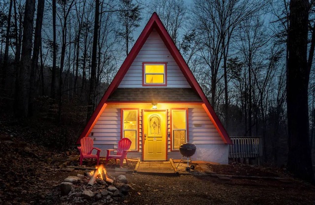 Tranquil chalet with private hot tub, washer/dryer & central AC - near downtown