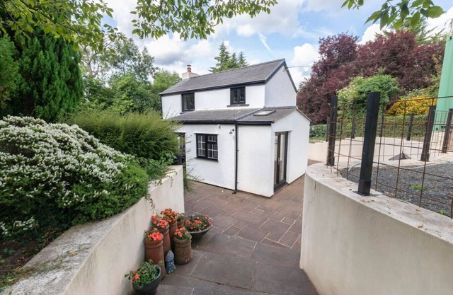 Tranquil Cottage with Hot Tub close to Offa’s Dyke