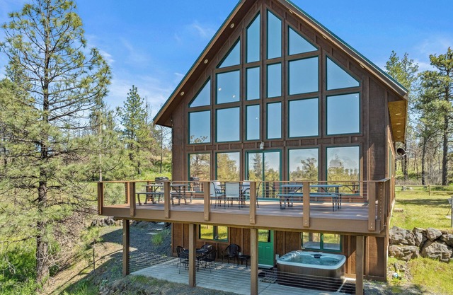 Tranquil Country Lodge Getaway with Hot Tub! Privacy & Serenity Abound.