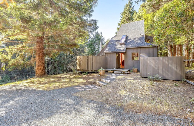 Tranquil, dog-friendly home w/valley views and wood stove - close to trails