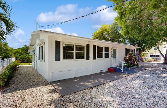 Tranquil Florida home with waterfront views, pool table & Wifi