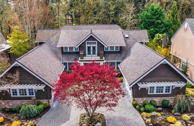 Tranquil Forest Chateau: hot spa, home theatre, outdoor bbq, w/lush green views
