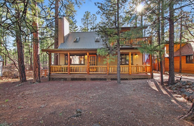 Tranquil Getaway in Pinetop w/Fire Pit, Deck & Grill, Pet-Friendly & Near Golf!