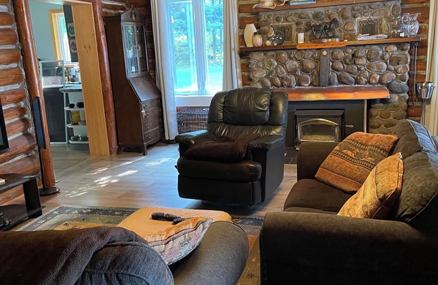 Tranquil guest house in charming Katrine on Doe Lake, Ontario Canada