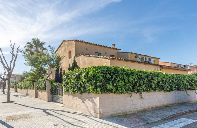 Tranquil Holiday Home for 6, Spacious Garden, Garage, Close to Village Center