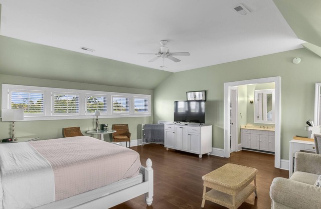 Tranquil House Inn - Downtown Waterfront Manteo - 1 King Large Premium Room 32