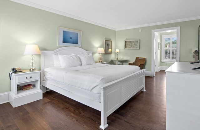 Tranquil House Inn - Downtown Waterfront Manteo - 1 King Premium Room 20