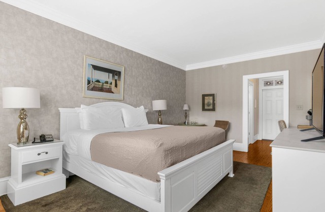Tranquil House Inn - Downtown Waterfront Manteo - 1 King Standard Room 17