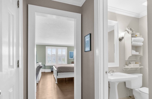 Tranquil House Inn - Downtown Waterfront Manteo - 1 King Standard Room 24