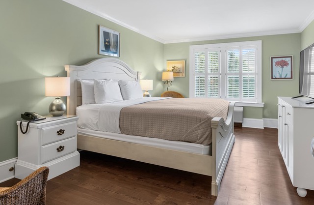 Tranquil House Inn - Downtown Waterfront Manteo - 1 King Standard Room 25