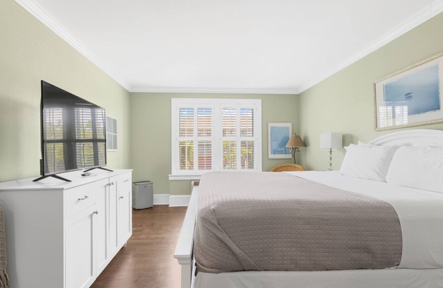 Tranquil House Inn - Downtown Waterfront Manteo -1 King Standard Room 27