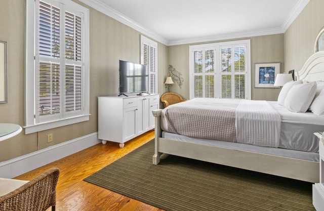 Tranquil House Inn - Downtown Waterfront Manteo - 1 Queen Standard Rm 18