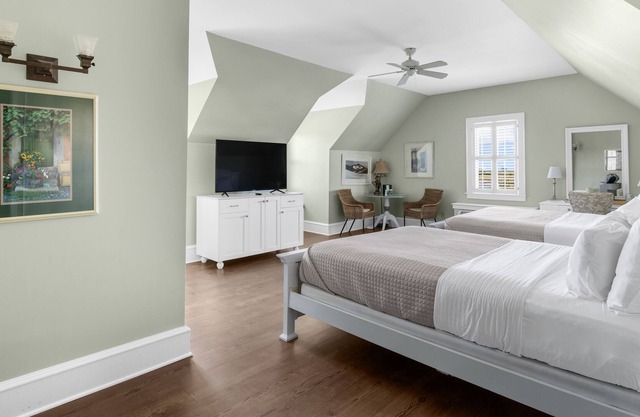 Tranquil House Inn - Downtown Waterfront Manteo - 2 Queens Large Premium Rm 34