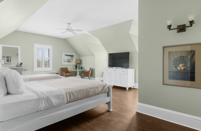 Tranquil House Inn - Downtown Waterfront Manteo - 2 Queens Large Premium Rm 35
