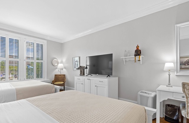 Tranquil House Inn - Downtown Waterfront Manteo - 2 Queens Standard Room 16
