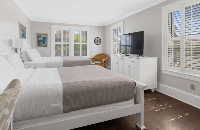 Tranquil House Inn - Downtown Waterfront Manteo - 2 Queens Standard Room 29