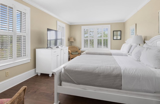Tranquil House Inn - Waterfront, Downtown Manteo - 2 Queens Standard Room 28