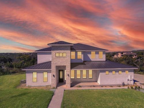 Tranquil Lakefront Villa - Perfect for Weekdays or Weekends