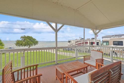 Tranquil Lakeside Escape 2 Bedrooms Patio Views