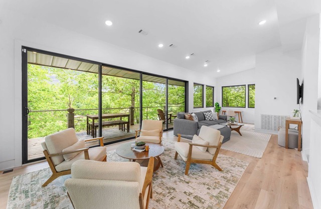 Tranquil Lakeside Loft - Stunning Views & Serene Getaway