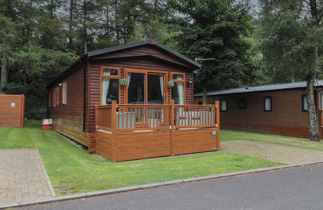 TRANQUIL LODGE, pet friendly, country holiday cottage in Swarland