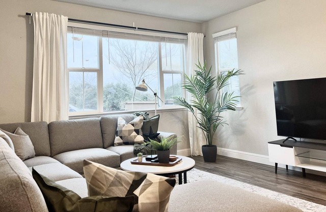 Tranquil Modern Vacation Home - Scenic Valley View