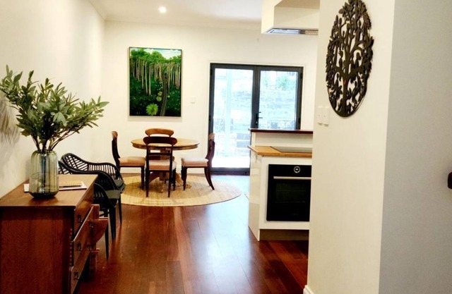 Tranquil, modernised Cottage home, 300 metres from town centre & harbour views.