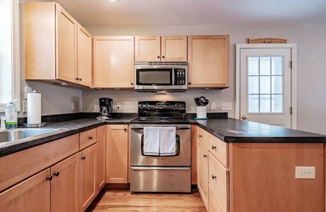 Tranquil Paradise: Enchanting 3-Bedroom Brookside