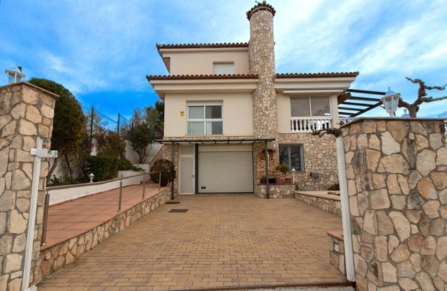 Tranquil Paradise, Private Pool - only 200m to beach!