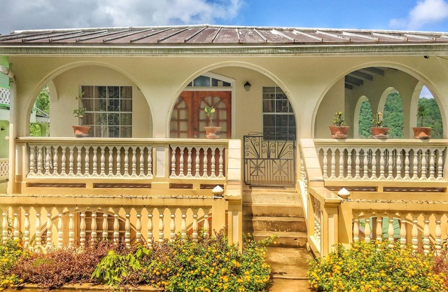 Tranquil Penthouse Flat w/balcony view, super close to the beach