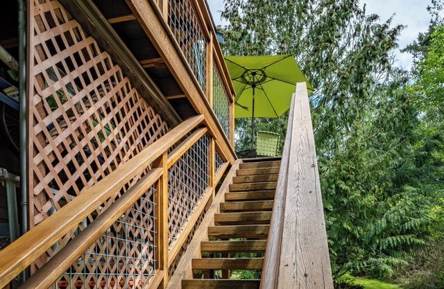 Tranquil, private Whidbey Island apt. Level 2 charging station, pet friendly.