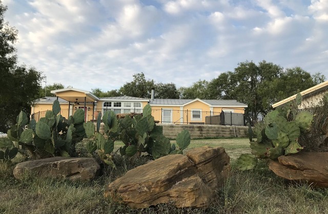 Tranquil Ranch w SPA and POOL - option to heat pool - on Cibolo Creek, sleeps 9