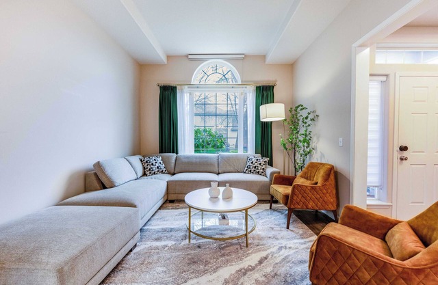 Tranquil Retreat in the Heart of Suburbia on 58th Ave – Your Getaway #41931