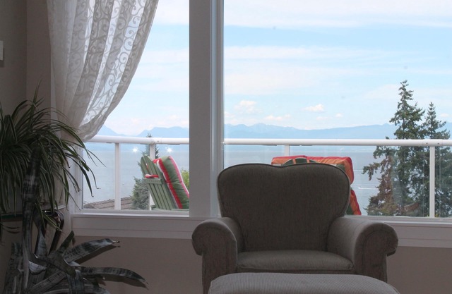 Tranquil Retreat: Ocean Views & Walking Trails