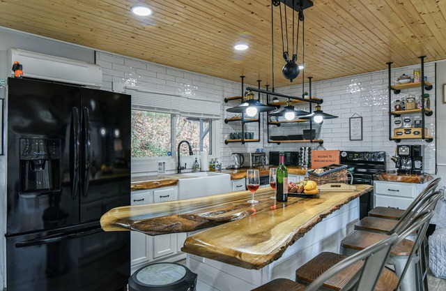 Tranquil Retreat, deck, hot tub, short drive DT Hendersonville, pet-Friendly