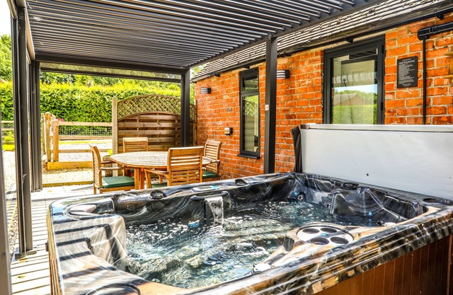 Tranquil Retreat with Private Hot Tub - Wharf Annexn