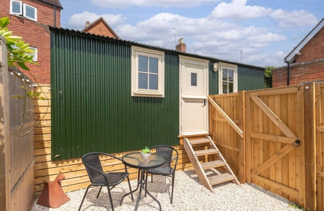 Tranquil Riverside Shepherd’s Hut in Tewkesbury