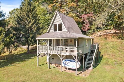 Tranquil Riverfront Living at Sasquatch Cabin!