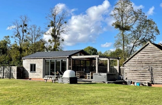 Tranquil rural retreat hot tub and pizza oven