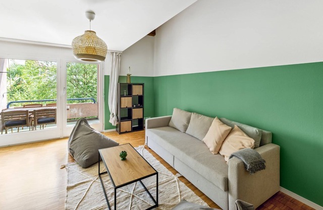 Tranquil, Spacious Flat: 10' to Lake & Downtown