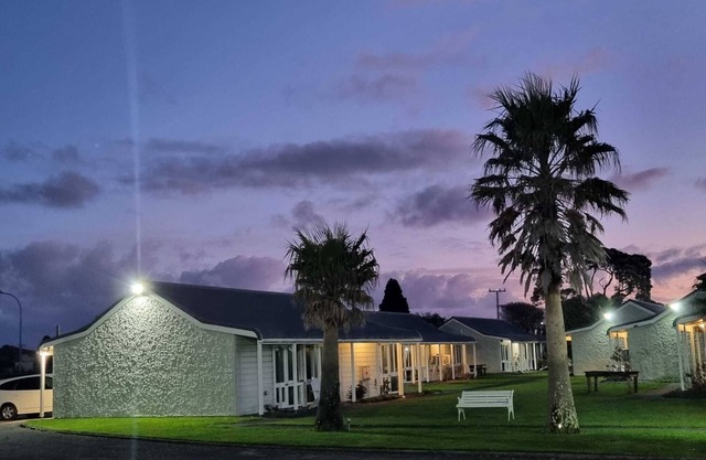 Tranquil Stays, Hidden Away: Serene Garden Studios with Ample Parking for All