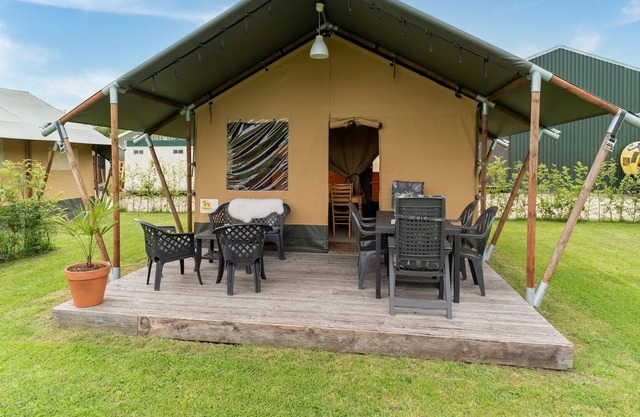Tranquil tent lodge in Zwiggelte with garden