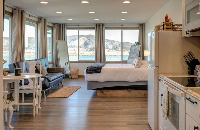 Tranquil Tides - private studio suite on river
