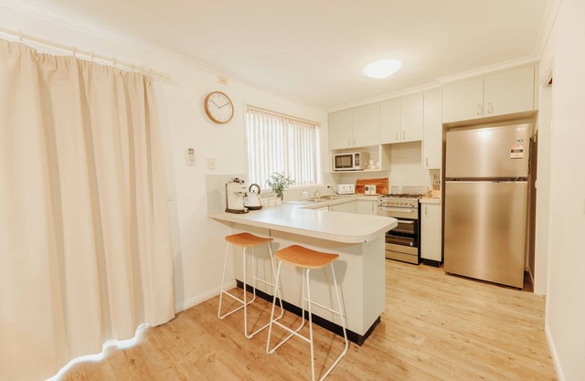 Tranquil Townhouse - parking at doorstep!